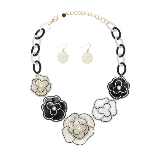 Collar 3D Black White Outlined Flower Necklace