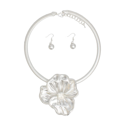 Collar Matte Silver Sculpted Petal Flower Necklace