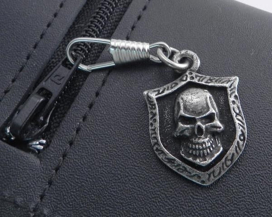 Skull XL Pendent Zipper Pull in Use