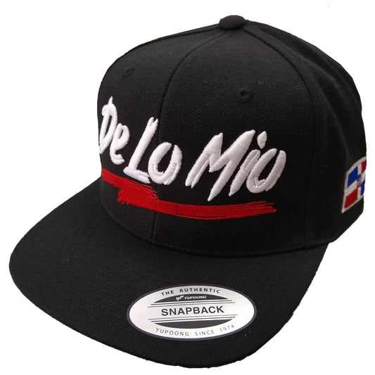 Black snapback cap with 'De Lo Mio' text and Dominican flag on a white background