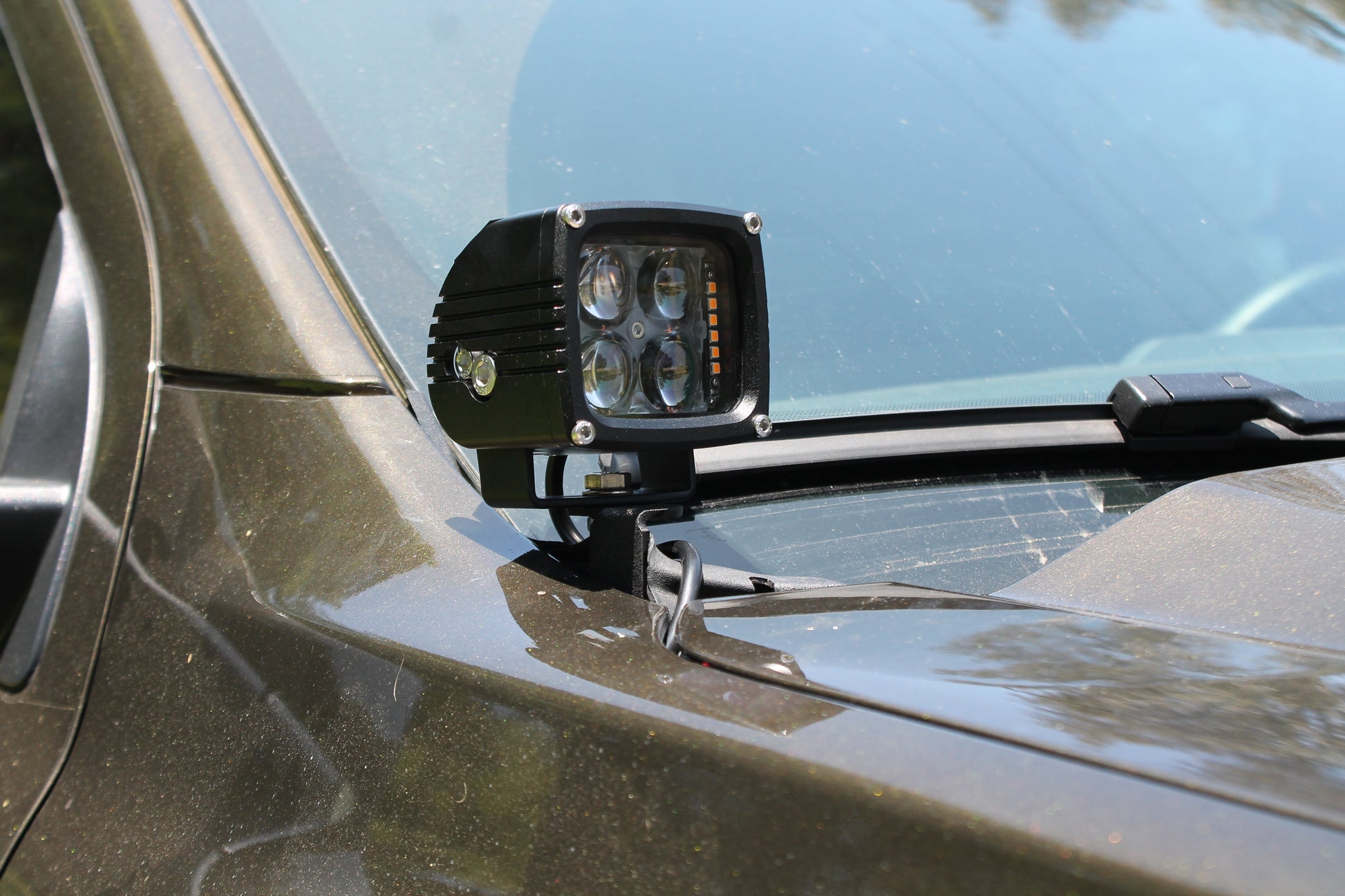 Car roof light mount on a vehicle's roof