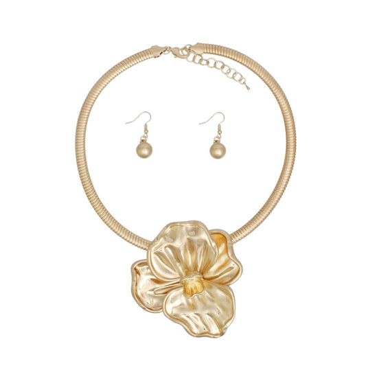 Collar Matte Gold Sculpted Petal Flower Necklace