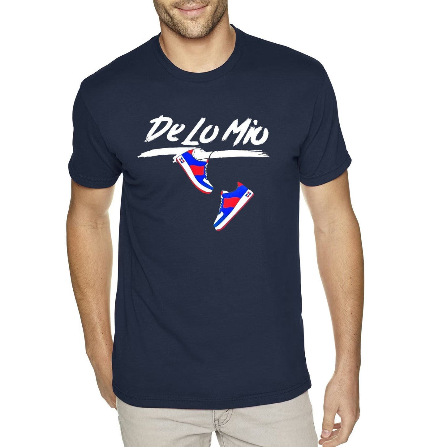 Navy blue t-shirt with 'De Lo Mio' design featuring sneakers, worn by a person on a white background.