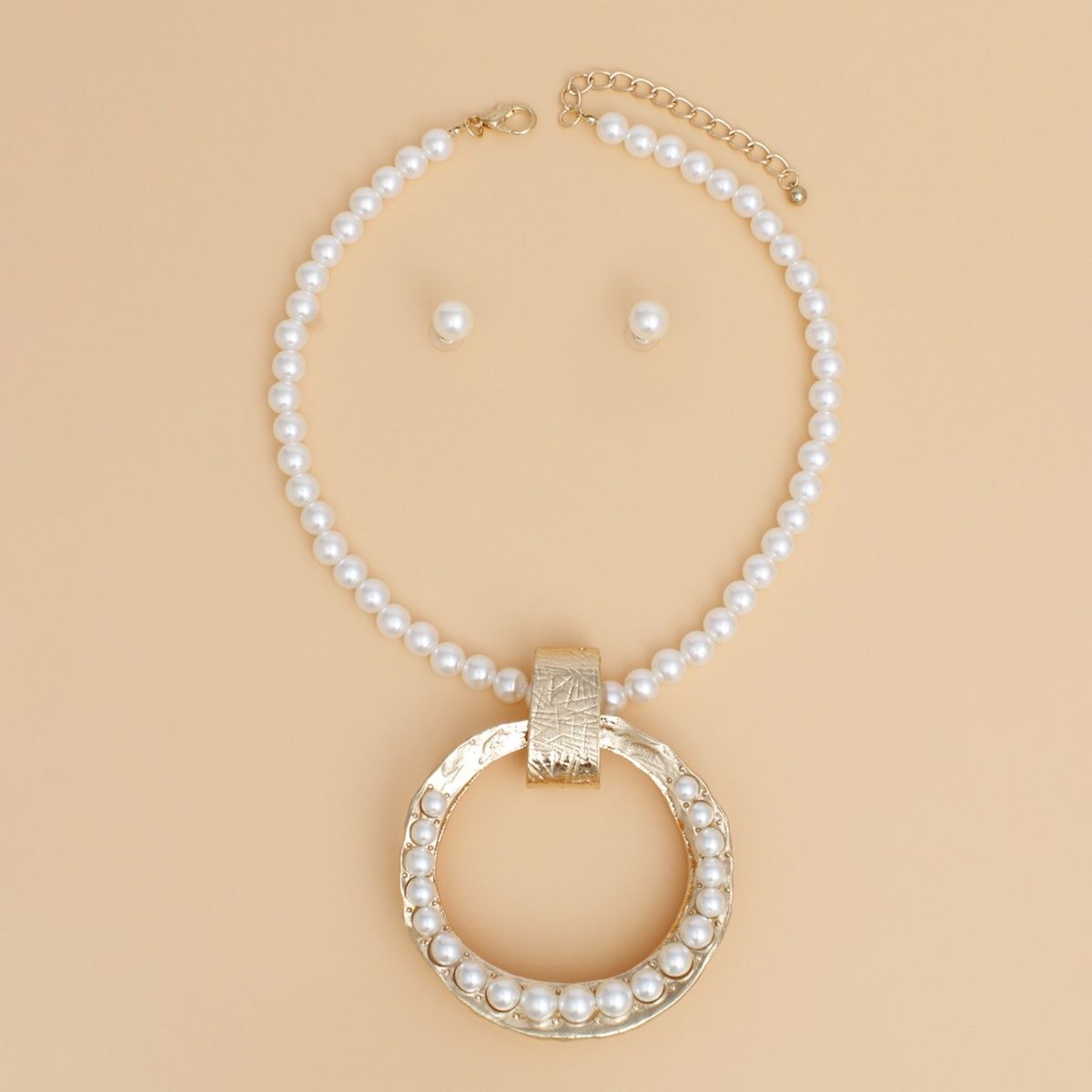 Pendant Sculpted Gold Ring Cream Pearl Necklace