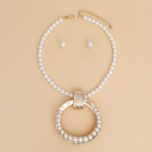 Pendant Sculpted Gold Ring Cream Pearl Necklace