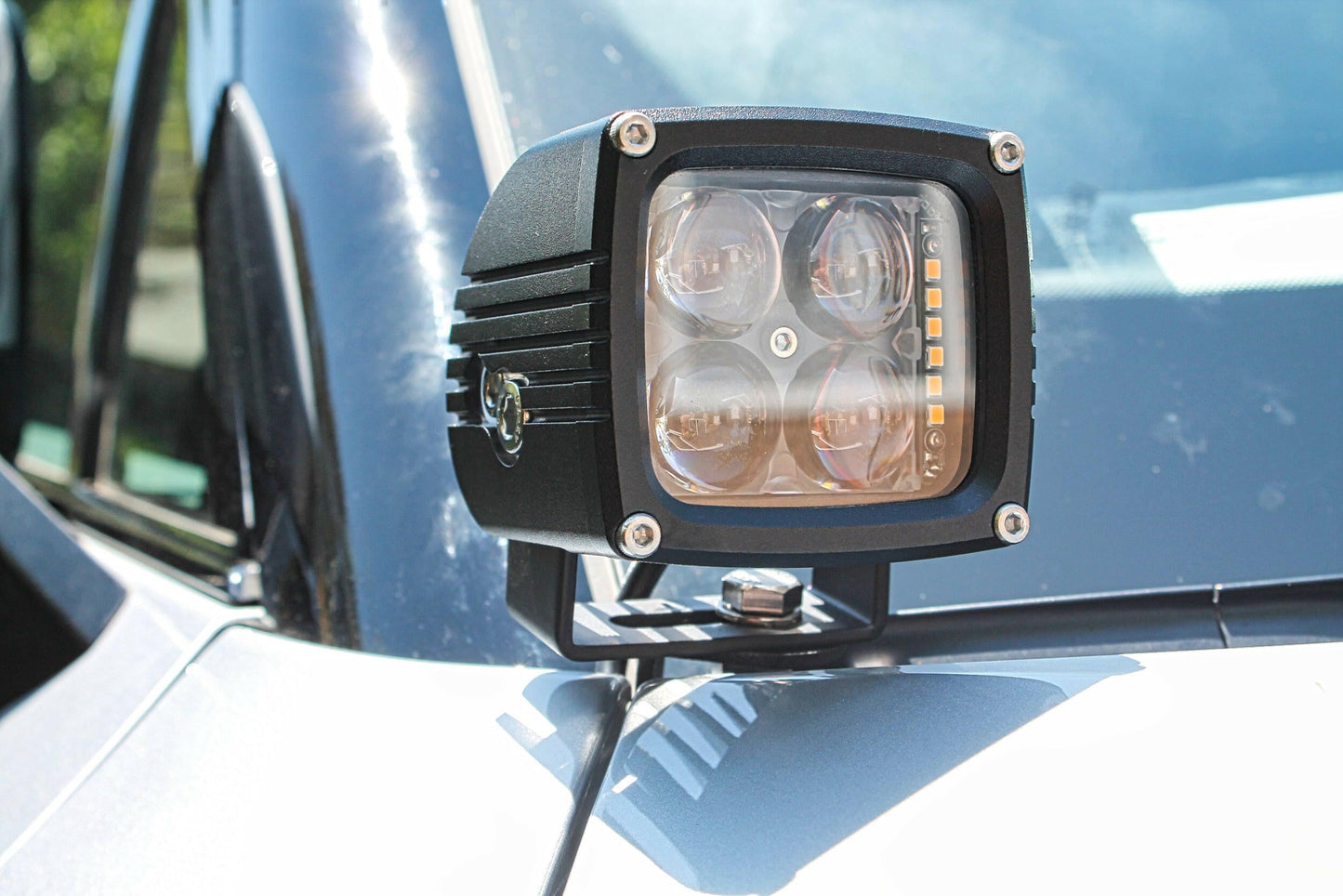 Off-road vehicle light mounted on a vehicle's roof