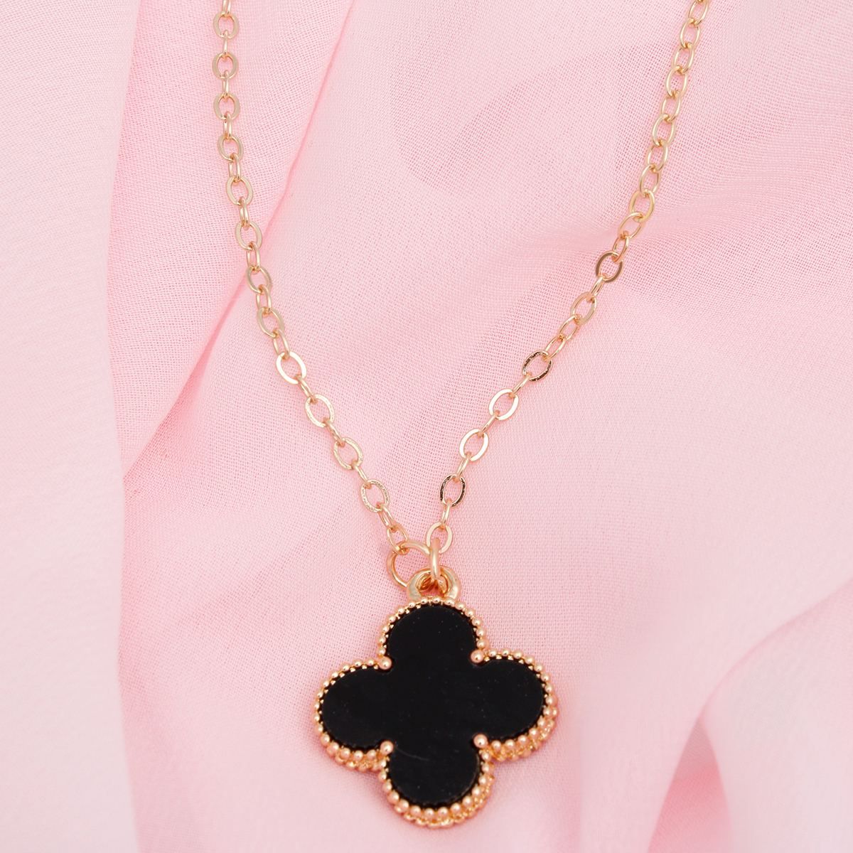 Pendant Vintage Black Quatrefoil Gold Necklace Set