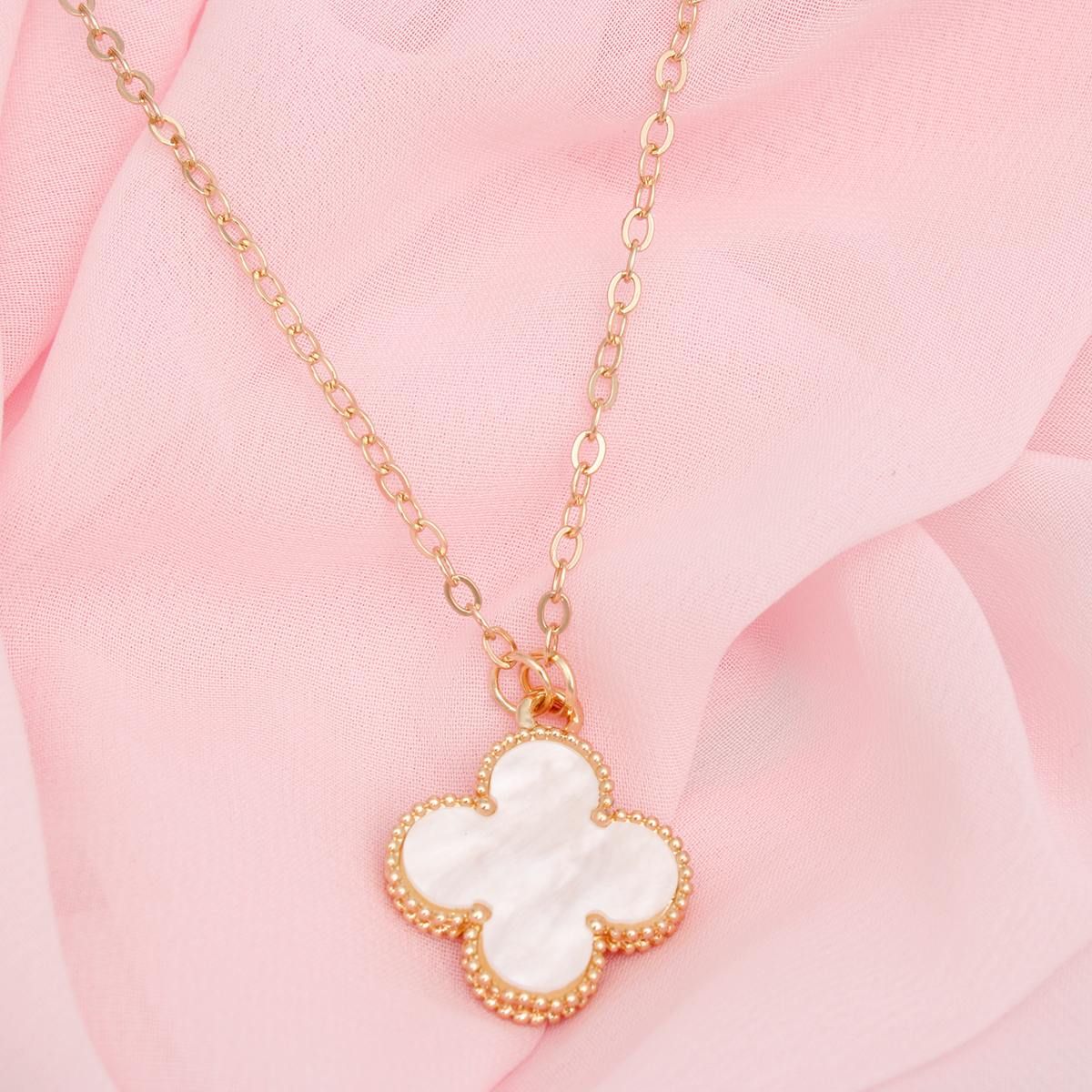 Pendant Vintage Cream Quatrefoil Gold Necklace Set